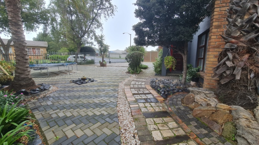 To Let 3 Bedroom Property for Rent in St Dumas Western Cape